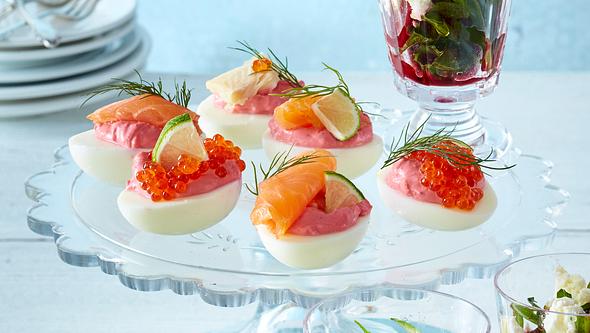 Gefüllte Eier mit Mayonnaise und Feta-Käse, garniert mit Lachs und Kaviar - Foto: Food & Foto, Hamburg