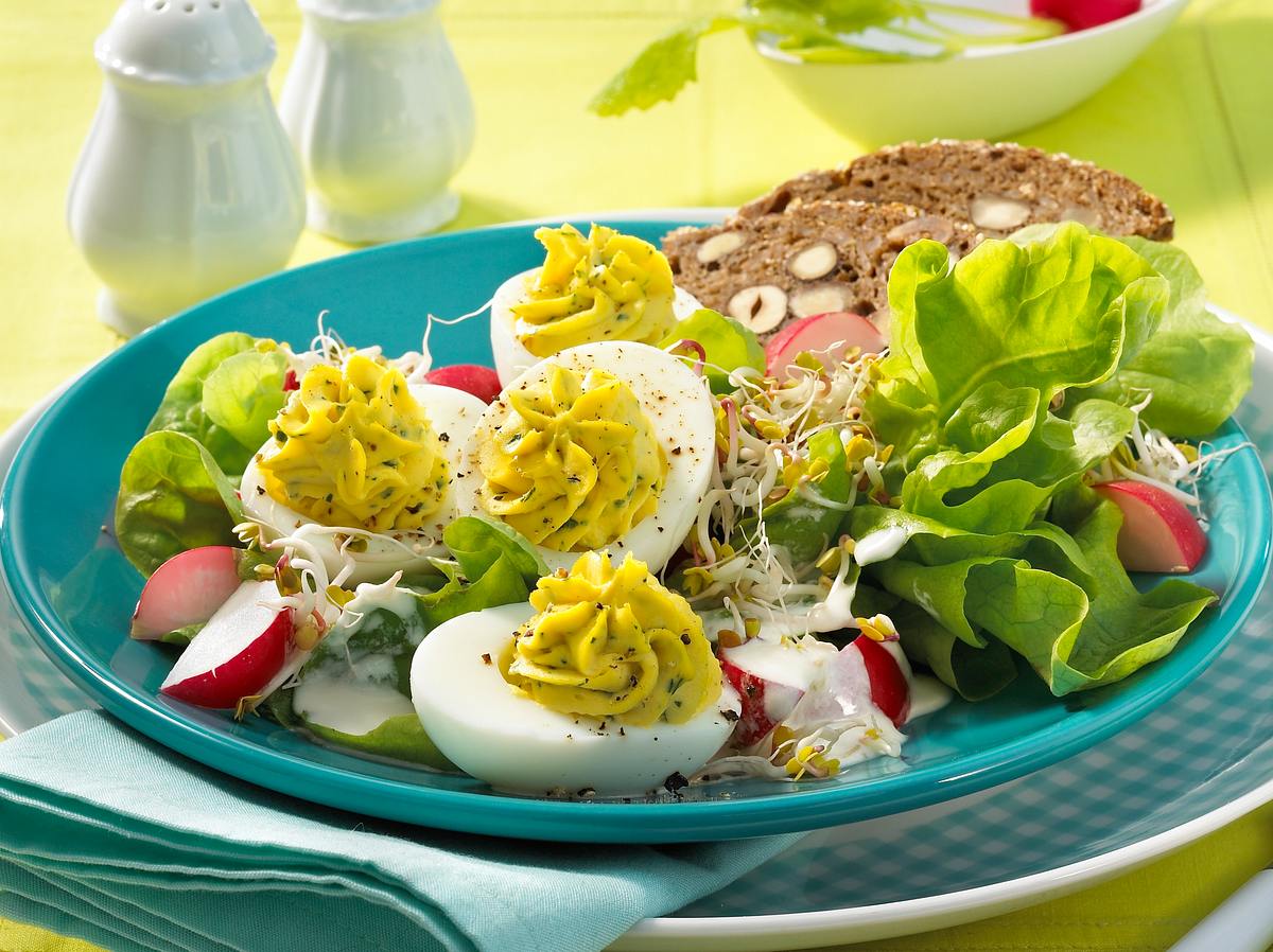 Gefüllte Eier Rezept auf Radieschen - Salat