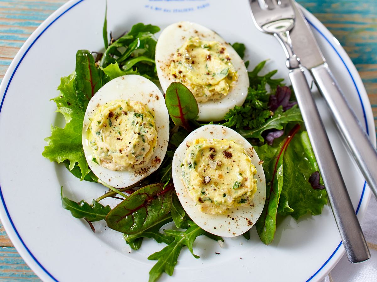 Gefüllte Eier: Rezept mit Ziegen-Frischkäse und Kräutern