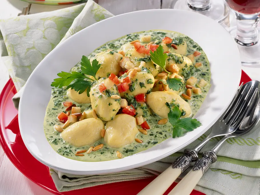 Gefüllte Kartoffelgnocchi mit Pinienkernen und Croutons als vegetarische Oster-Hauptspeise Gefüllte Kartoffelgnocchi mit Pinienkernen und Croutons als vegetarische Oster-Hauptspeise