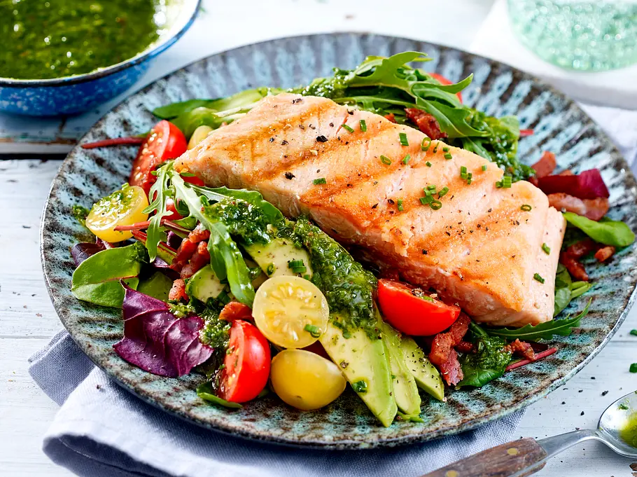 Gegrillter Lachs auf Salat mit Kräuterdressing: Das GLYX Rezept Gegrillter Lachs auf Salat mit Kräuterdressing: Das GLYX Rezept