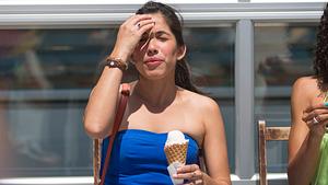 Gehirnfrost kommt oft beim Eis essen vor. (Symbolbild) - Foto: davidf/iStock