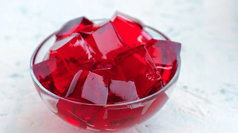 Gelatine auflösen: Nie mehr Klümpchen! - Foto: instamatics/iStock