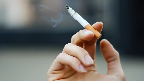 Gelbe Finger vom Rauchen: Schön sind Raucherfinger keineswegs - Foto: fuzznails/iStock