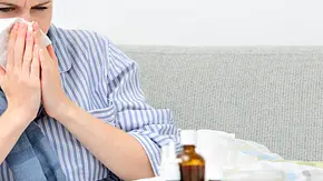 Frau schnäuzt kräftig ins Taschentuch (Themenbild) - Foto: AlexRaths/iStock Frau schnäuzt kräftig ins Taschentuch (Themenbild) - Foto: AlexRaths/iStock