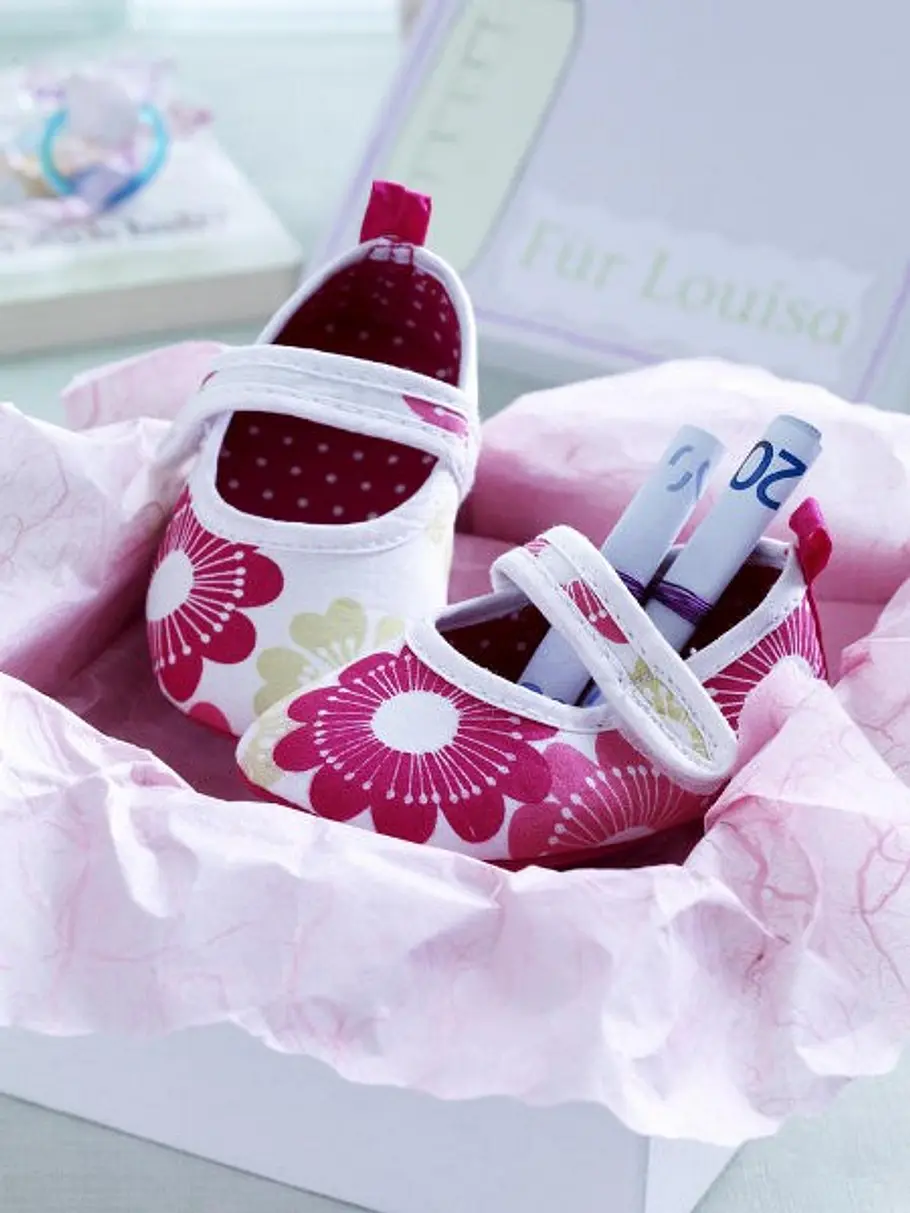 Kinderschuhe mit Geld geldgeschenke basteln_450x600