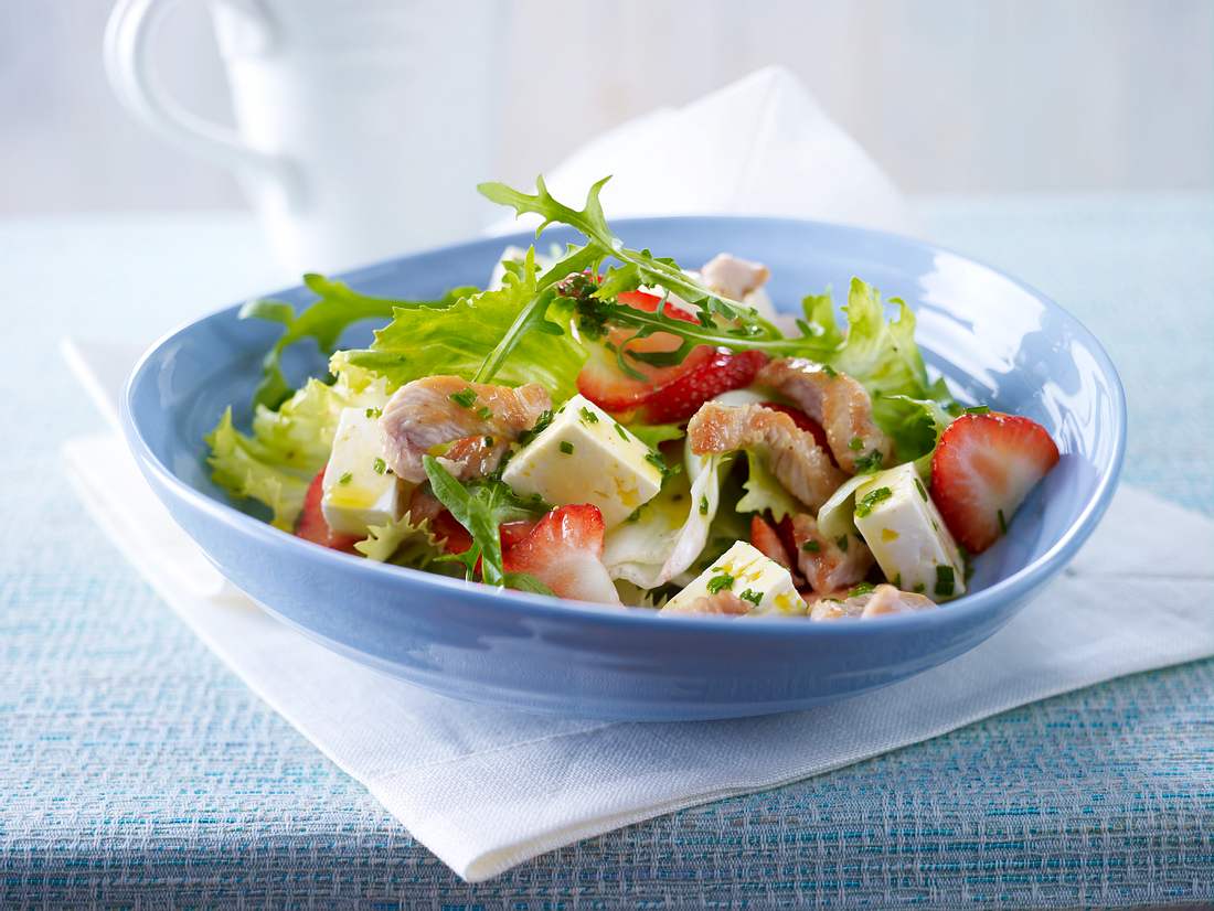 Gemischter Salat mit Erdbeeren, Putenbruststreifen und Fetakäse Gemischter Salat mit Erdbeeren, Putenbruststreifen und Fetakäse