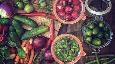 Gemüse einlegen: In hübschen Einmachgläsern kannst du dein Lieblingsgemüse haltbar machen - Foto: iSrock/ GMVozd