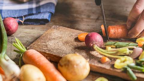 Obst und Gemüse können noch so gesund sein - sie sollten unbedingt gewaschen werden. - Foto: iStock