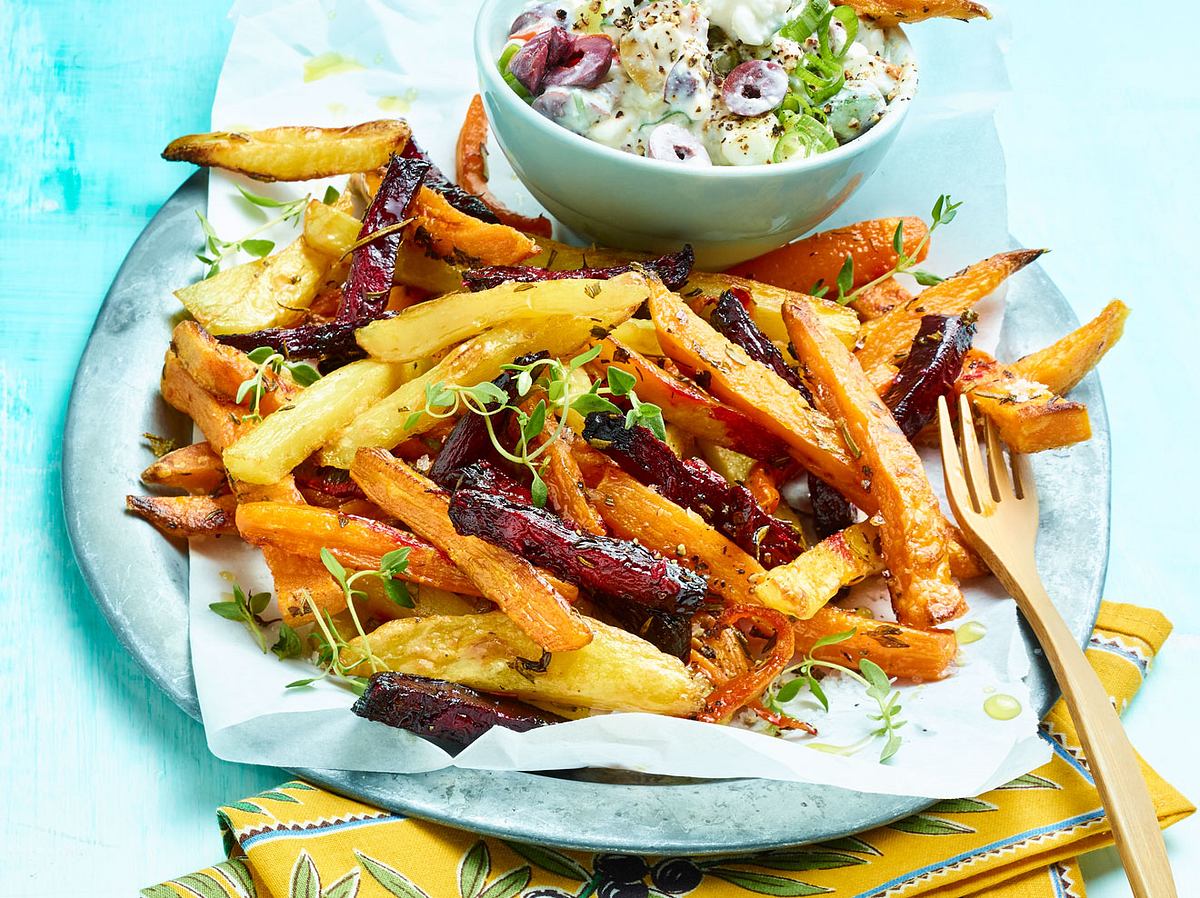 Drei verschiedene Sorten Gemüse werden zu einer Portion Pommes.