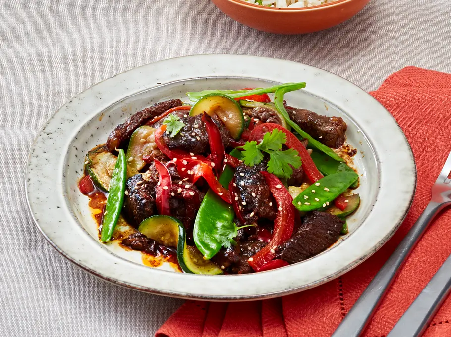 Gemüse-Rindfleischpfanne mit Ingwer: Das leckere GLYX Rezept Gemüse-Rindfleischpfanne mit Ingwer: Das leckere GLYX Rezept