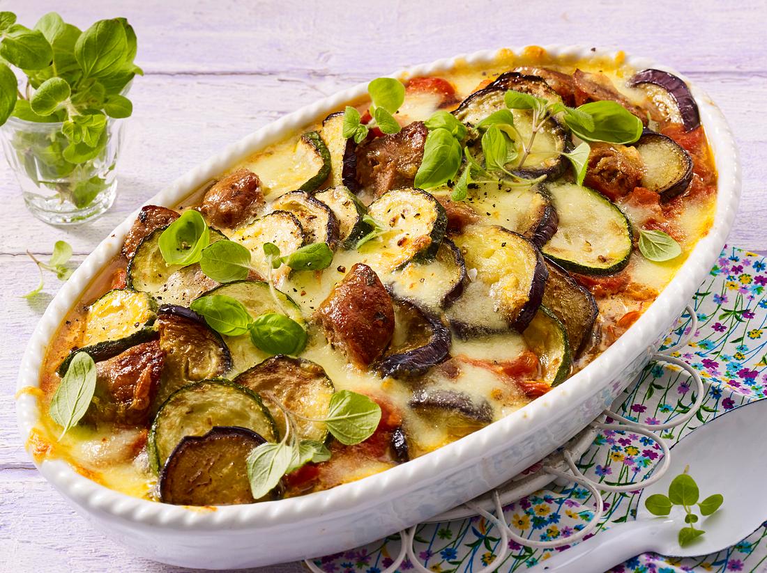 Gemüseauflauf Low Carb mit Zucchini und Salsiccia Gemüseauflauf Low Carb mit Zucchini und Salsiccia