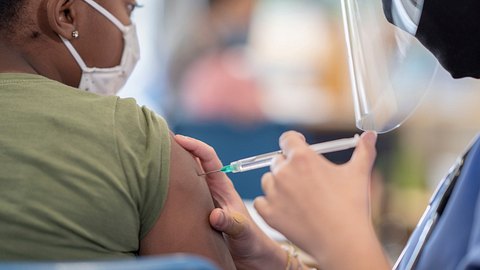 Generelle Corona-Impfung von Kindern? Das sagt die Stiko - Foto: iStock/FatCamera