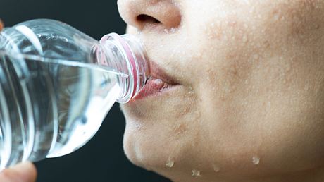 Genügend zu trinken ist aus verschiedenen Gründen richtig & wichtig. (Themenbild) - Foto: simarik/iStock