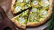 Gerichte mit Zucchini, wie eine leckere Pizza mit reichlich Gemüse, schmecken bei uns nie lasch. - Foto: iStock/TYNZA