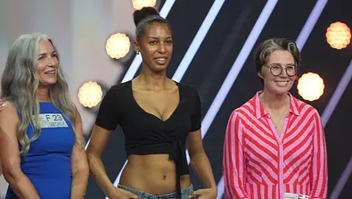 Ildikó von Kürthy (r.) steht neben weiteren Bewerberrinnen beim „Germanys Next Topmodel“-Casting auf dem Catwalk. - Foto: Seven.One Entertainment Group GmbH