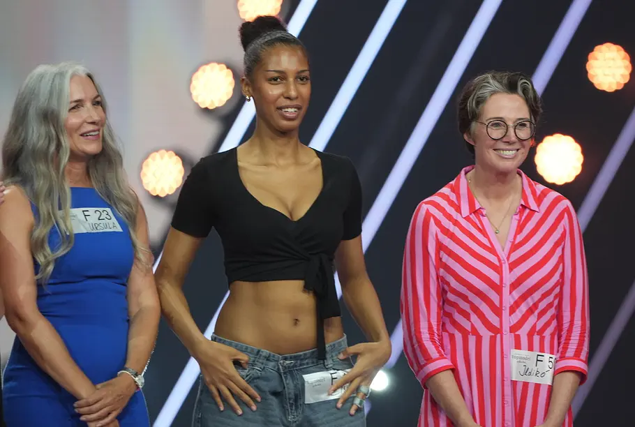 „Germany's Next Topmodel“-Casting Ildikó von Kürthy (r.) steht neben weiteren Bewerberinnen beim „Germany's Next Topmodel“-Casting auf dem Catwalk.