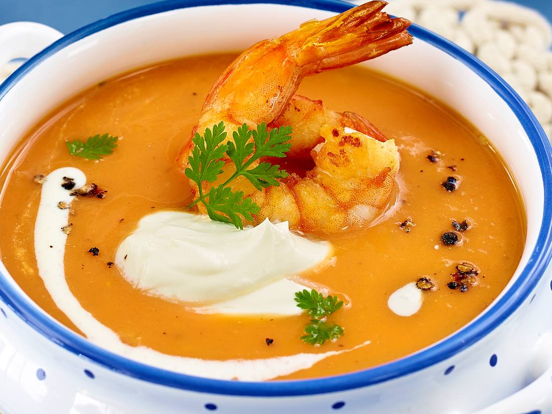 Geröstete Kürbis Süßkartoffel Suppe mit Garnelen Geröstete Kürbis Süßkartoffel Suppe mit Garnelen