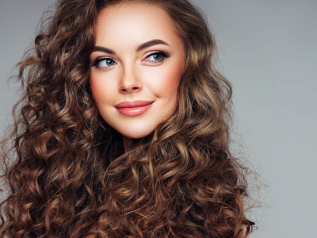 Gerstengras Wirkung Haare: Frau mit dicken Haaren