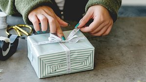 Die schönsten Geschenkideen für die Schwiegereltern zu Weihnachten - Foto: StockRocket/istock