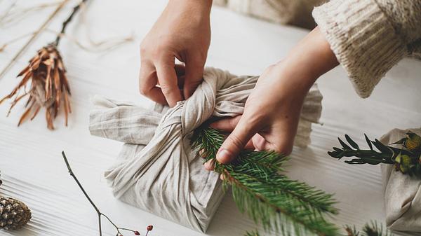 Geschenke nachhaltig verpacken - Foto: iStock/Bogdan Kurylo