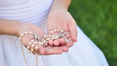 Rosenkranz und andere Geschenke zur Firmung - Foto: istock/dtimiraos