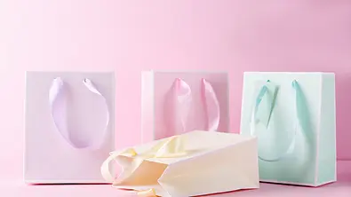 Geschenktüten in bunten Farben - Foto: iStock/ AleksandraAverina