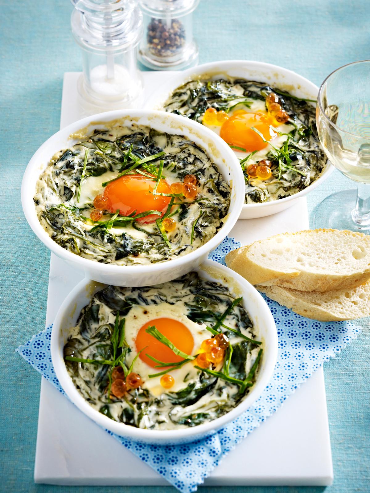 Geschmortes Ei mit Sauerampfer zum Frühstück ohne Kohlenhydrate