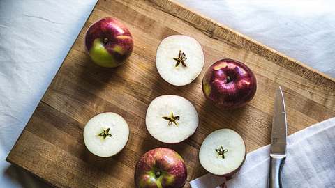 Leider werden Äpfel geschnitten schnell braun. Mit diesem Trick bleiben sie lange frisch! - Foto: iStock