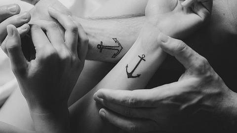 Geschwister Tattoos sind im Trend. - Foto: iStock/proud_natalia