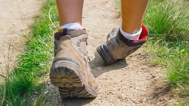 Geschwollener Knöchel: Wenn der Fuß umgeknickt ist, kann viel im Gelenk kaputtgehen - und du hast Schmerzen. (Symbolbild) - Foto: Caluian/iStock Geschwollener Knöchel: Wenn der Fuß umgeknickt ist, kann viel im Gelenk kaputtgehen - und du hast Schmerzen. (Symbolbild) - Foto: Caluian/iStock