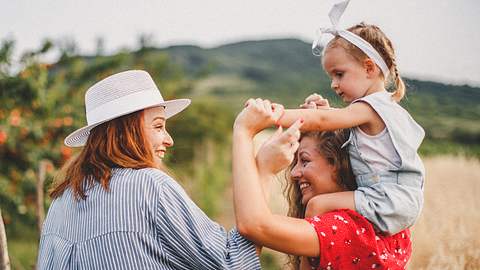 Ein neues Adoptionsgesetz diskriminiert gleichgeschlechtliche Paare. - Foto: istock/ StefaNikolic