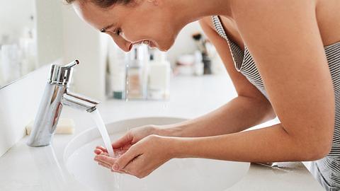 Absolute No-Gos: Die 7 häufigsten Fehler beim Gesicht waschen - Foto: LumiNola/iStock