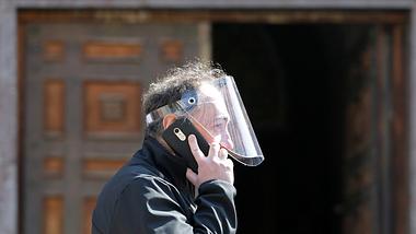 Ist dieser Gesichtsschutz aus Plexiglas eine Alternative zur Stoffmaske? - Foto: Cylonphoto/iStock