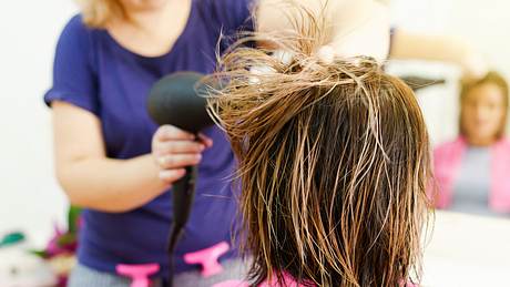 Gestufte Long Bob Frisuren mit Pony - Foto: iStock/ Miljan Živković