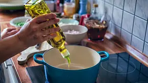 Welches ist das gesündeste Öl? Leinöl, Rapsöl und Olivenöl gehören dazu - Foto: GMVozd/iStock Welches ist das gesündeste Öl? Leinöl, Rapsöl und Olivenöl gehören dazu - Foto: GMVozd/iStock