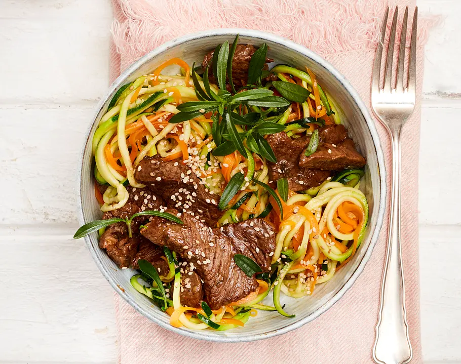 Gesundes Eiweiß-Rezept: Gemüsenudeln mit Rinderfiletstreifen Gesundes Eiweiß-Rezept: Gemüsenudeln mit Rinderfiletstreifen