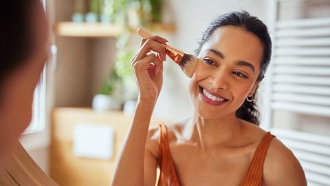 Getönte Sonnencreme fürs Gesicht: Eine Frau trägt den Sonnenschutz mit leichter Deckkraft auf - Foto: iStock/ Ridofranz 