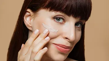 frau trägt sich getönte creme im gesicht auf - Foto: iStock / undefined frau trägt sich getönte creme im gesicht auf - Foto: iStock / undefined