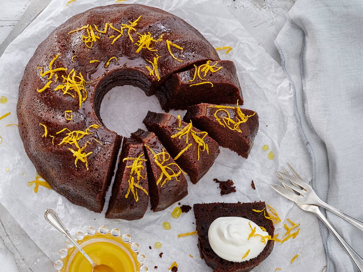 Getränkter Schoko-Napfkuchen mit Orangensirup