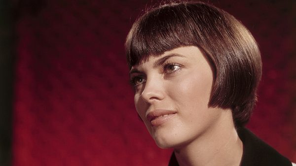 Mireille Mathieu Bob: So schön frech ist die moderne Version ihrer Lieblingsfrisur! - Foto: Arthur Grimm/United Archives via Getty Images