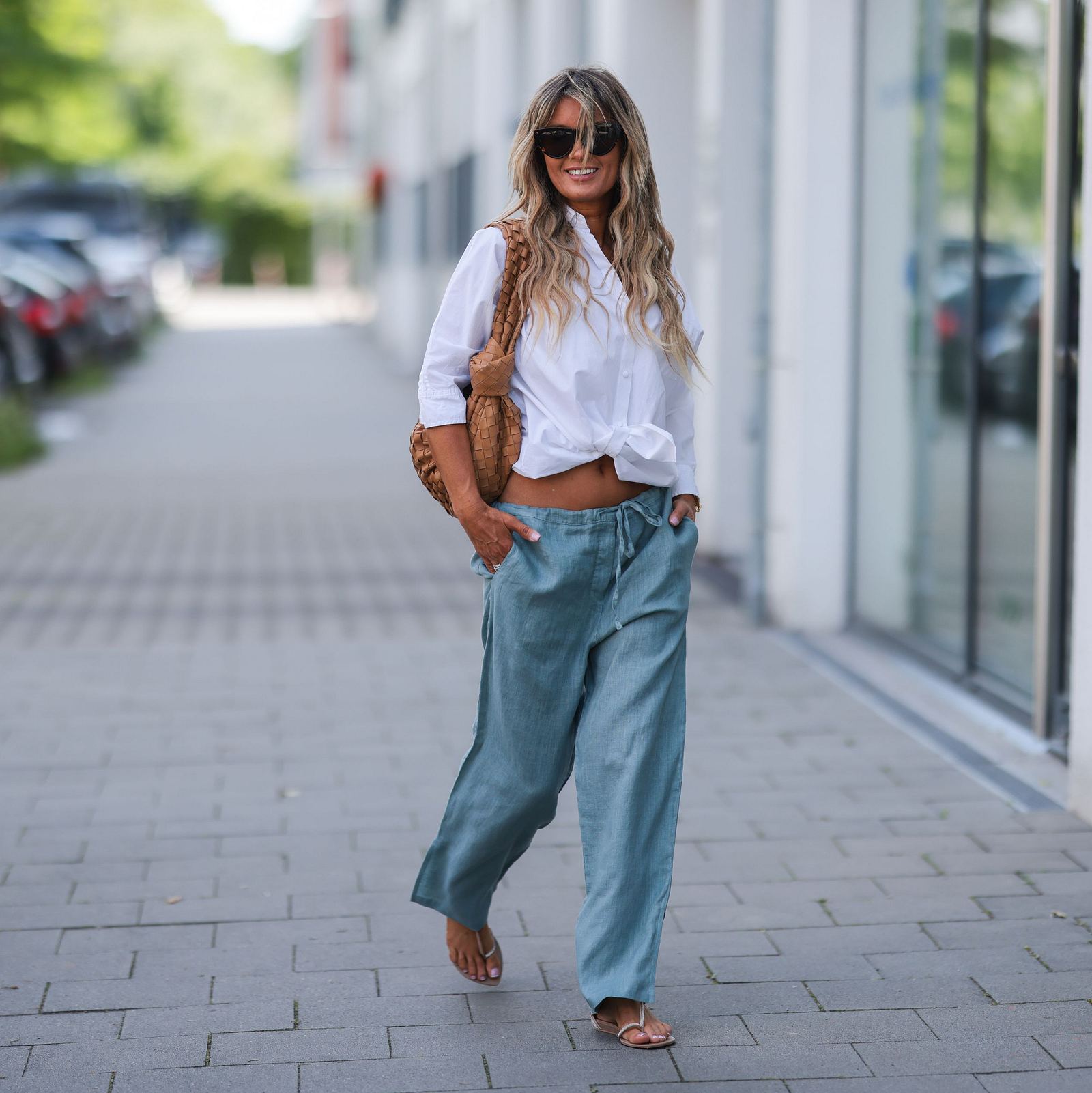 Blaue Hose kombinieren: Diese Outfit-Kombis liegen im Trend