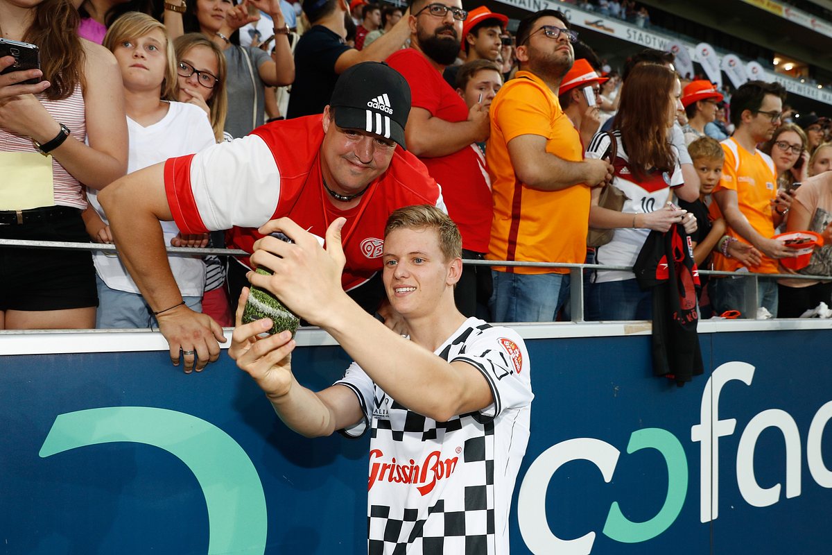 Mick Schumacher macht ein Foto mit einem Fan