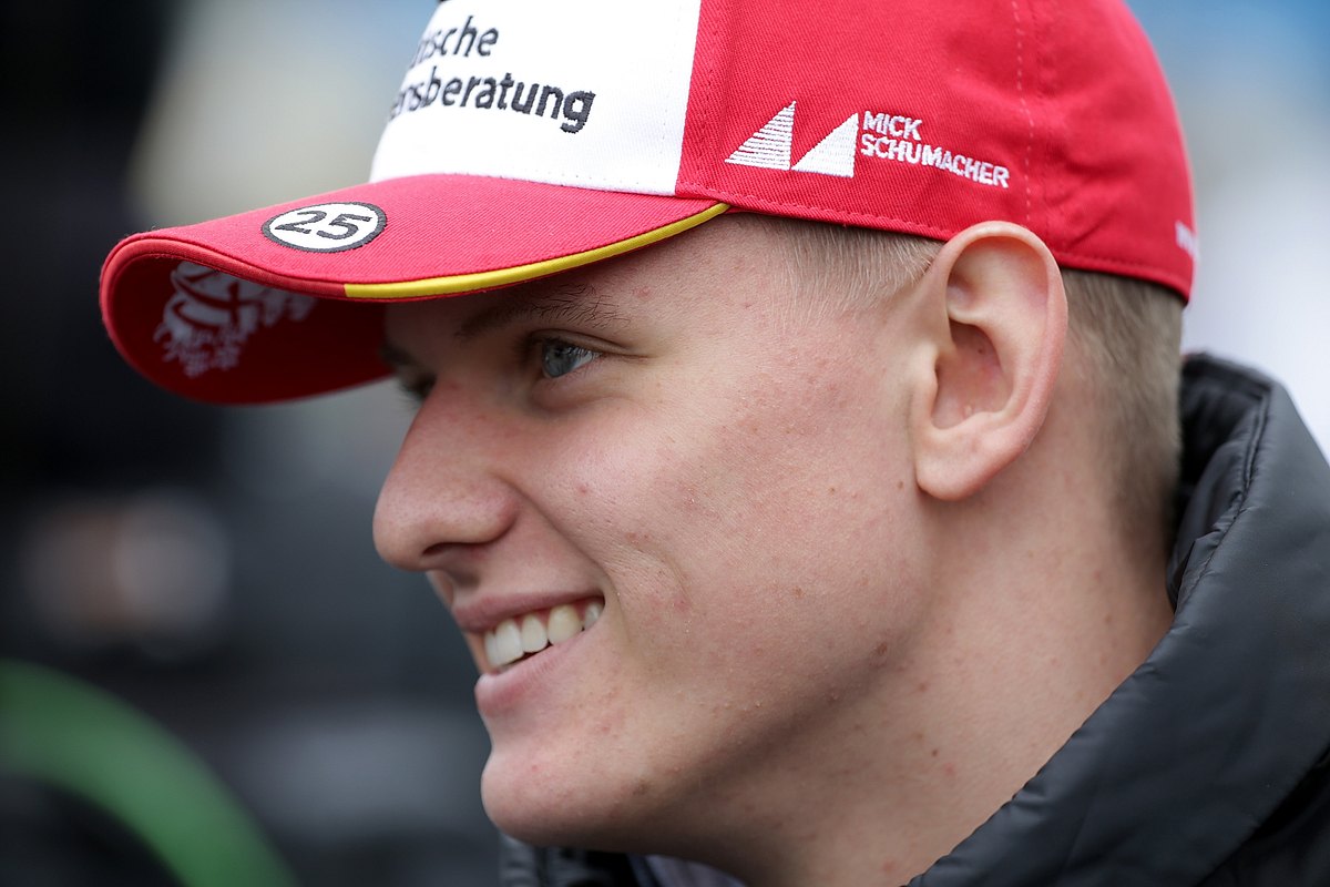 Mick Schumacher lacht