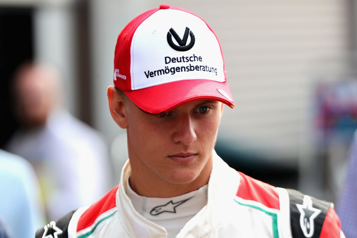 Mick Schumacher konzentriert bei einem Rennen