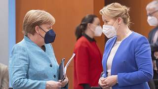 Familienministerin Franziska Giffey bittet Merkel wegen ihrer Doktorarbeit um Entlassung - Foto: IMAGO / photothek
