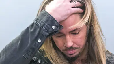 Gil Ofarim rauft sich die Haare - Foto: IMAGO / Christian Grube