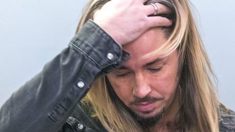 Gil Ofarim rauft sich die Haare - Foto: IMAGO / Christian Grube