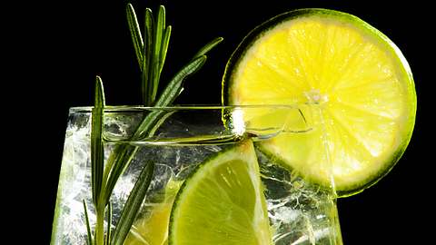 Gin Tonic hilft gegen Mückenstiche - Foto: iStock