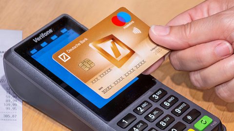 Bye, bye Girocard! Was sich ab Juli alles ändert - Foto: IMAGO / Wolfgang Maria Weber (Symbolbild)